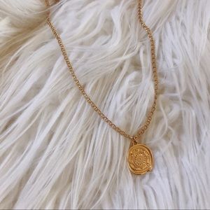 Gold pendant necklace